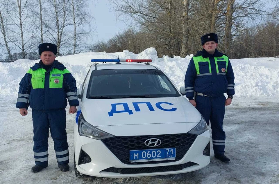 Дорожные инспекторы помогли менявшим на трассах в Тульской области колеса водителям