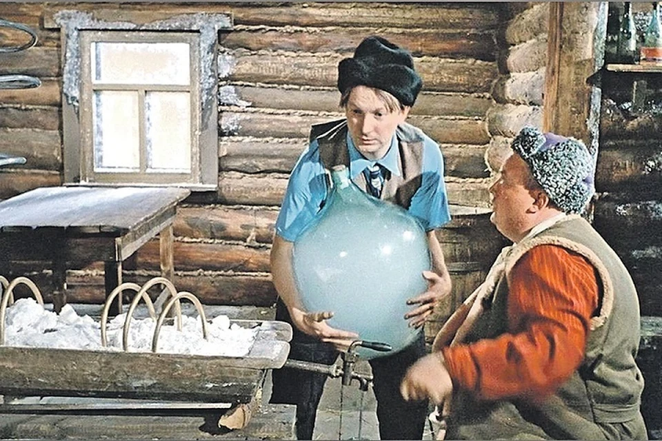 В советской комедии "Самогонщики" в юмористической форме показали, чем грозит "самопальное" изготовление алкоголя. Фото: стоп-кадр из фильма.