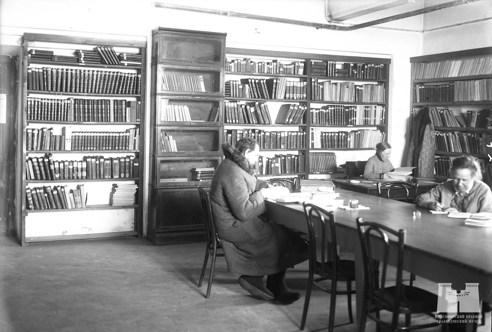В библиотеке Красноярского музея. 1934. Фото: КККМ