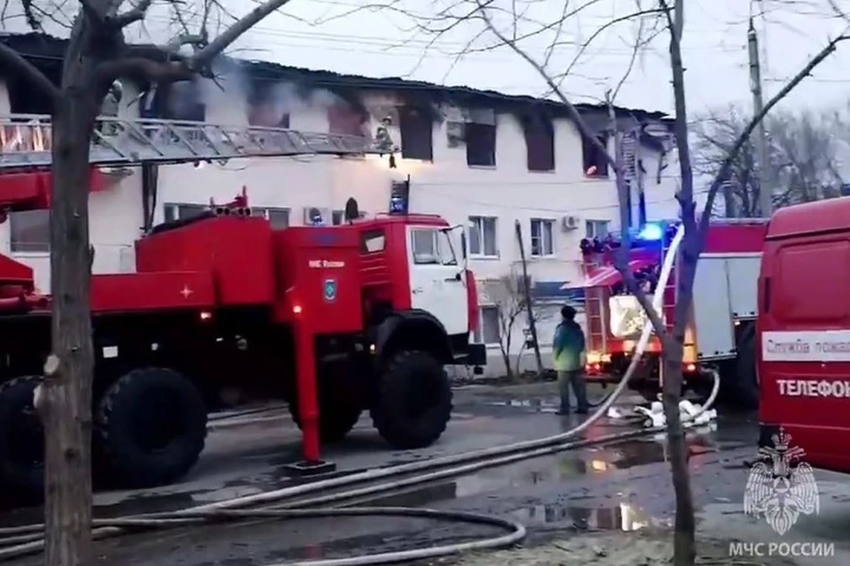 Пожар в жилом доме всю ночью тушили на улице Советской. Фото: пресс-служба управления МЧС России по Ростовской области