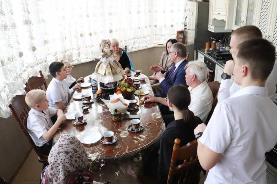 Сегодня Татьяна и Владимир Толстых воспитывают шестерых ребят. Фото: официальный телеграм-канал главы администрации Шахт
