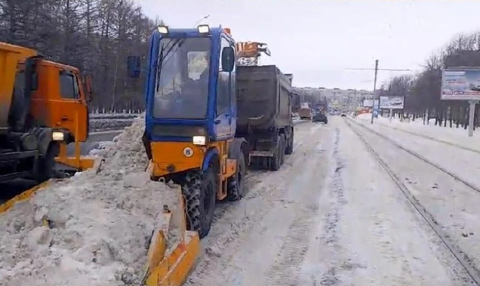 Сегодня в Ульяновске посыпают пескосоляной смесью тротуары и остановочные площадки. Фото МБУ "Дорремстрой"