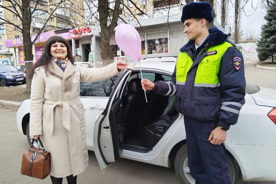 Автоинспекторы дарили женщинам-водителям цветы, подарки и улыбки. Фото: УГИБДД МВД по ДНР