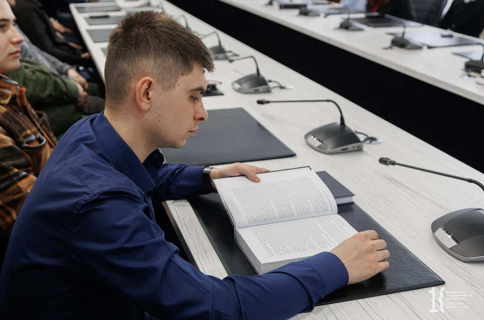 Вторую часть монографии "Украинство" представили в Кузбассе. Фото - КемГУ.