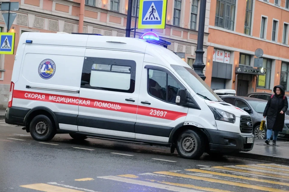Петербуржец попал в больницу с раной на шее.