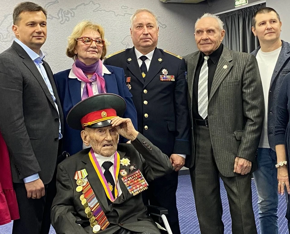 100-летний ветеран поддерживает учаcтников СВО. Фото: Янина Павленко/Tg