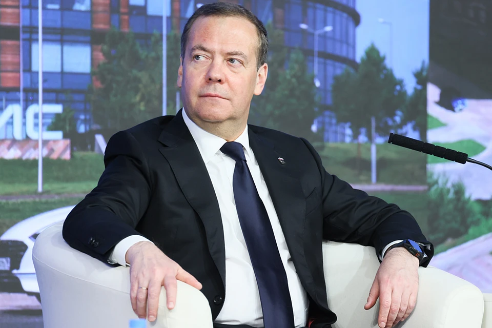 Медведев назвал Джо Байдена редким идиотом