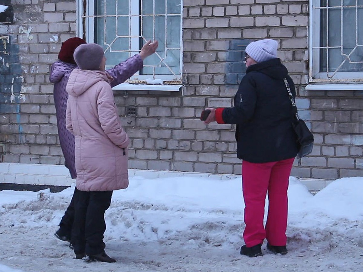 Замуровал собственную маму»: Жительница пермской пятиэтажки живет в  запертой на замок квартире с заклеенными окнами, а посреди комнаты стоит  железная миска, как у собаки - KP.RU