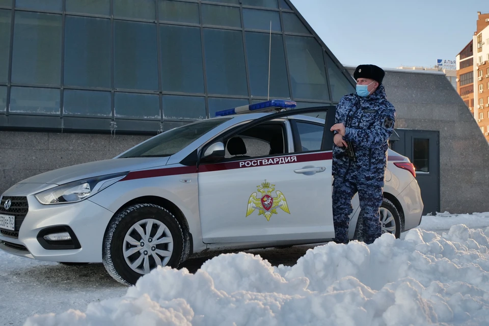 В Сыктывкаре росгвардейцы усмиряли агрессивных болельщиков.
