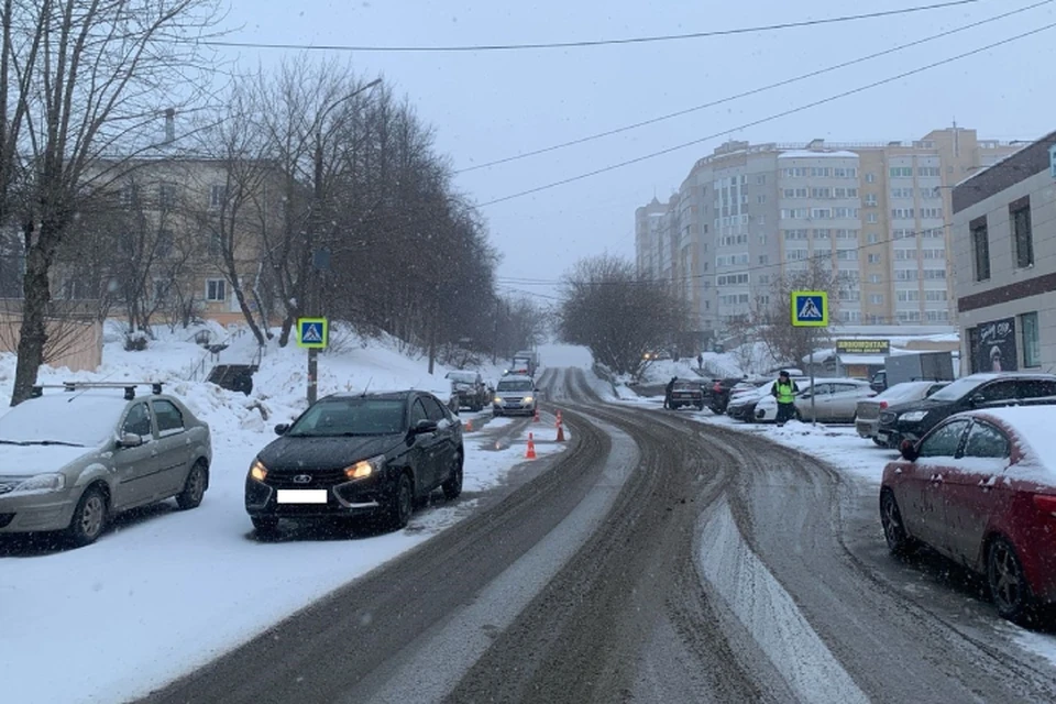 Авария, вероятно, произошла на пешеходном переходе. Фото: ГИБДД Кировской области
