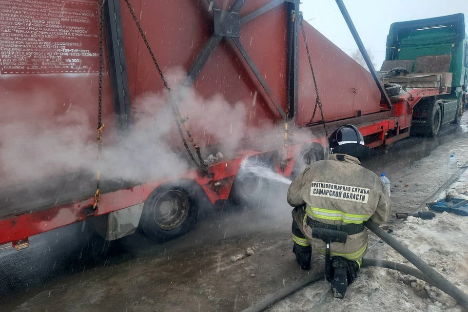 В Самарской области на ходу загорелась фура с балками -KPRU