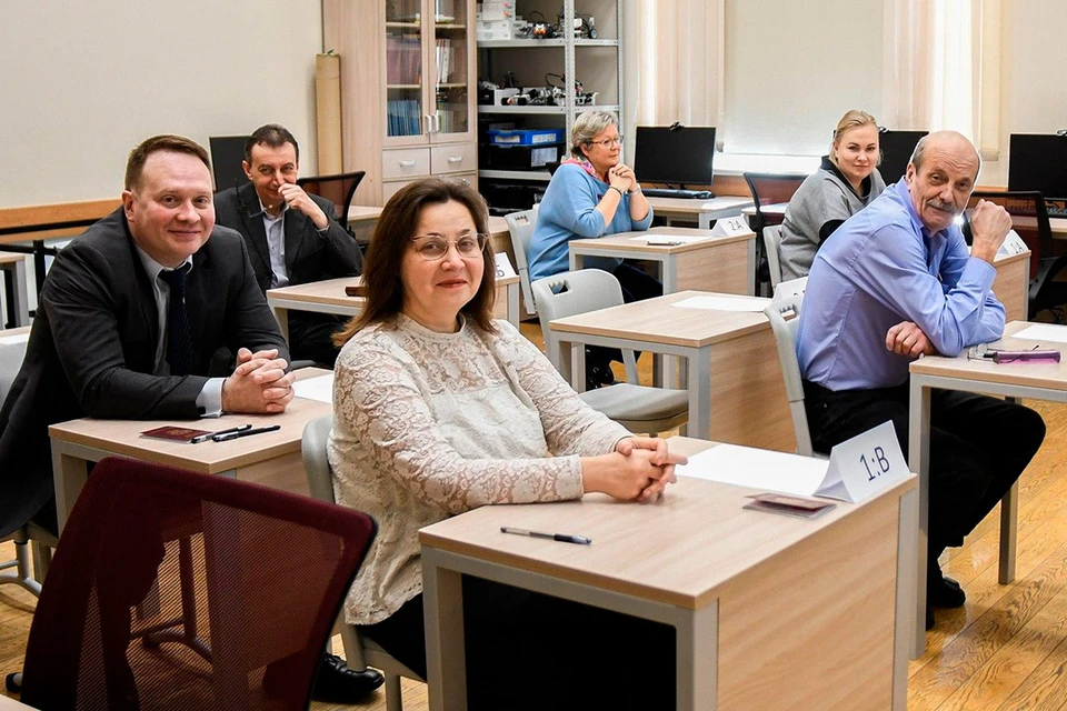 50 родителей впервые написали ЕГЭ по истории в Петербурге. Фото: t.me/kobrspb