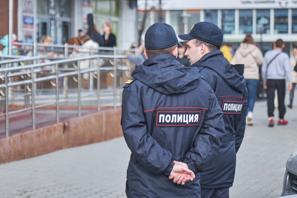 Оперативники обыскали квартиру подозреваемого.
