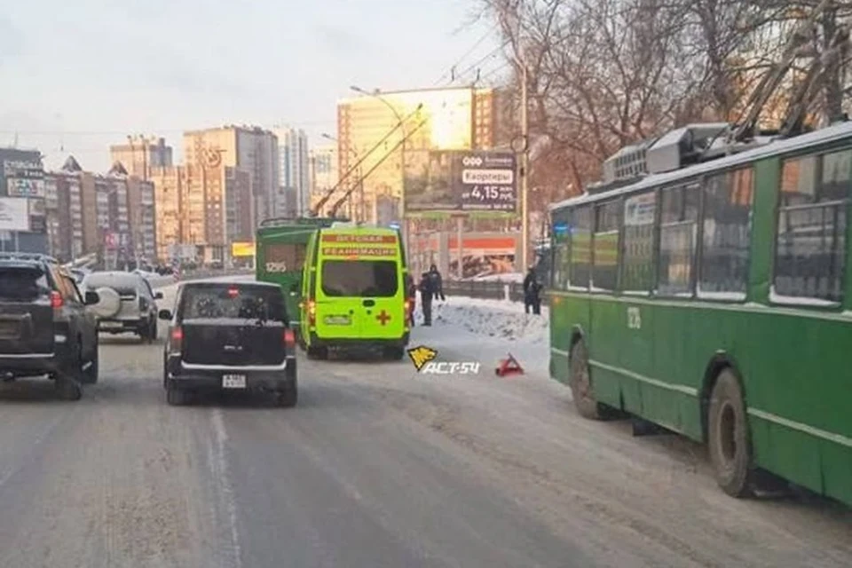Авария случилась на проспекте Дзержинского. Фото: АСТ-54