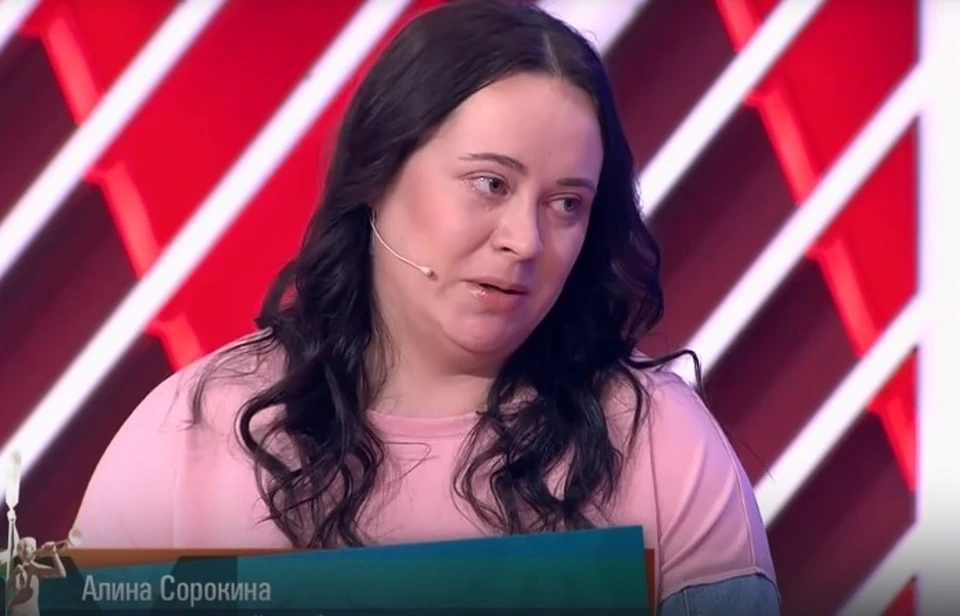 Фото: стоп-кадр из программы «Мужское / Женское» на Первом канале. Рассказывая о своей жизни в аварийном бараке, Алина не смогла сдержать слез.