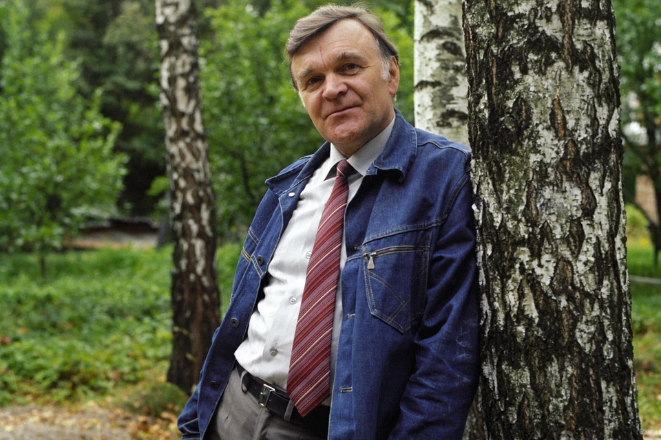 Писатель Юрий Васильевич Бондарев.
