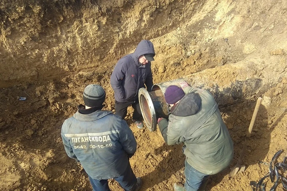 В Лутугинском районе коммунальщики «Луганскводы» обновляют трубу на магистральном водоводе. Фото - "Лугансквода"