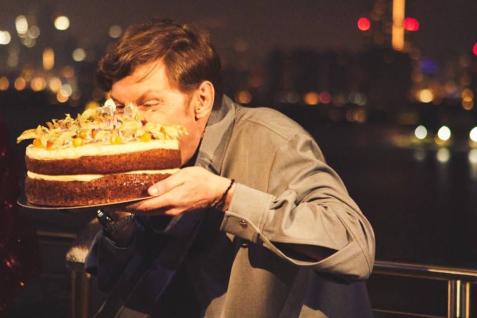 Вгрызается в торт, как ребенок: Ляйсан Утяшева показала, как счастливый Павел Воля празднует 45-летие