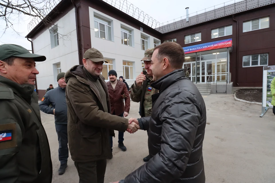 Председатель правительства ДНР Евгений Солнцев (слева) пожимает руку вице-губернатору Челябинской области Александру Лазареву. Фото: пресс-служба правительства ДНР
