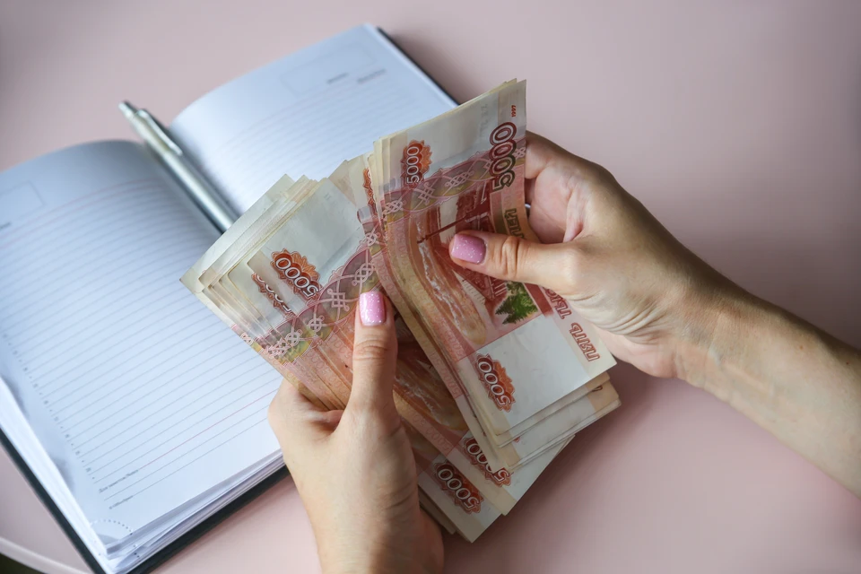 В Красноярске полицейские вернули пожилой женщине деньги, украденные мошенниками