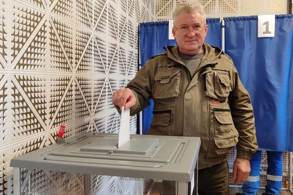 Тюменцы, восстанавливающие объекты Краснодона, голосуют на участках в ЛНР. Фото - админстрация Краснодона и Краснодонского района
