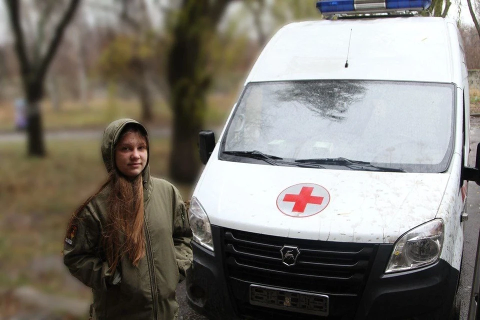 Тринадцатилетняя Аня помогает врачам спасать раненых бойцов