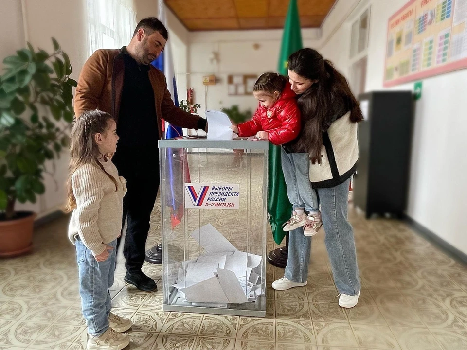 Жители муниципалитетов региона голосовать идут семьями. Фото: t.me/mincult_ra