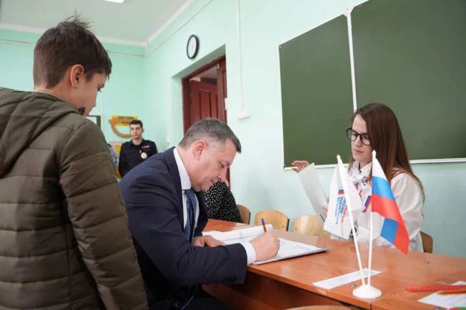Губернатор Иркутской области Игорь Кобзев проголосовал на выборах президента