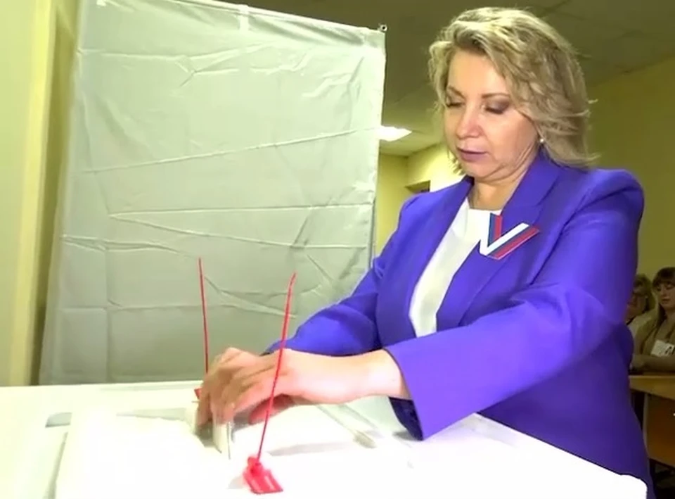 Председатель регионального избиркома проголосовала на выборах президента. Фото - скриншот с видео