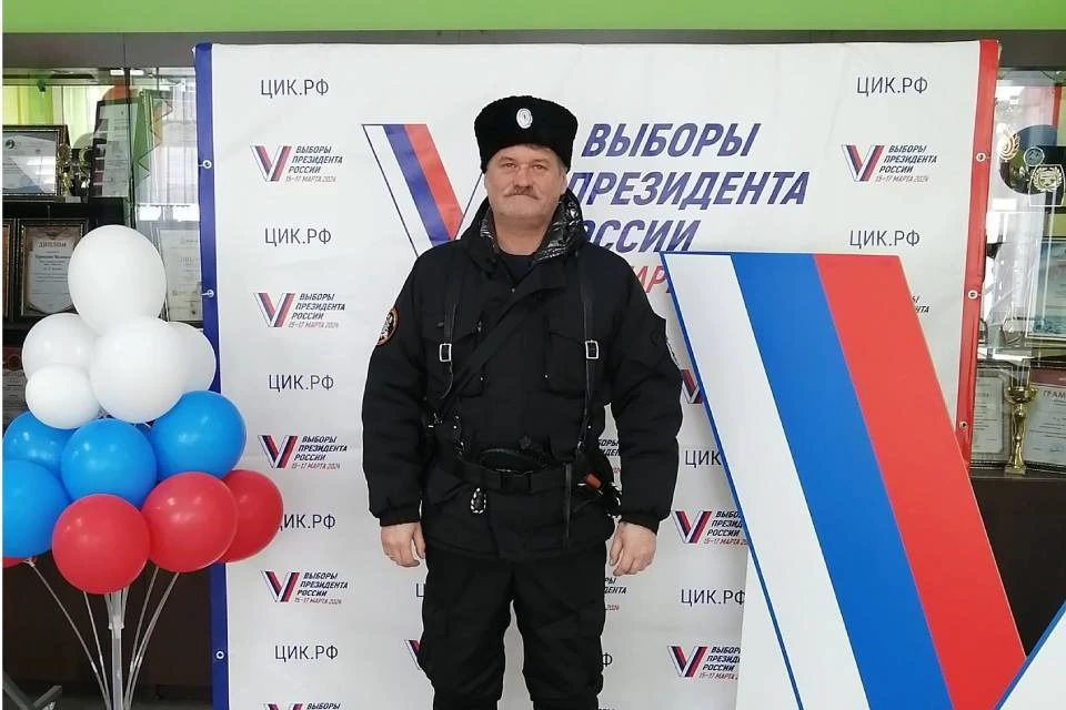 Казаки в Мурманской области и голосуют, и охраняют избирательные участки. Фото: Анна Николаева