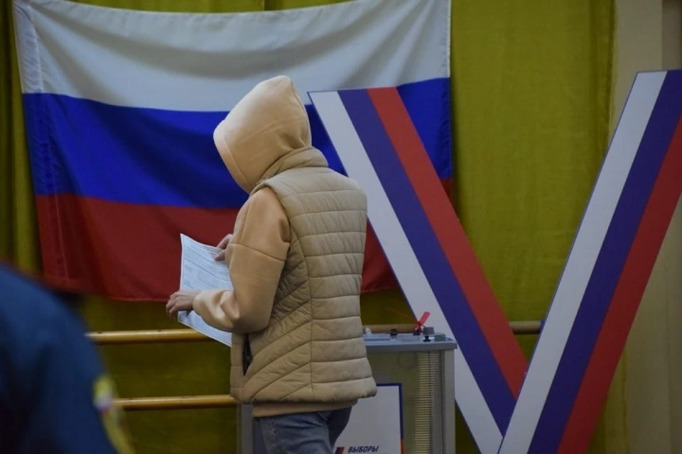 Парни и девушки активно приходят и голосуют, в том числе парами и компаниями