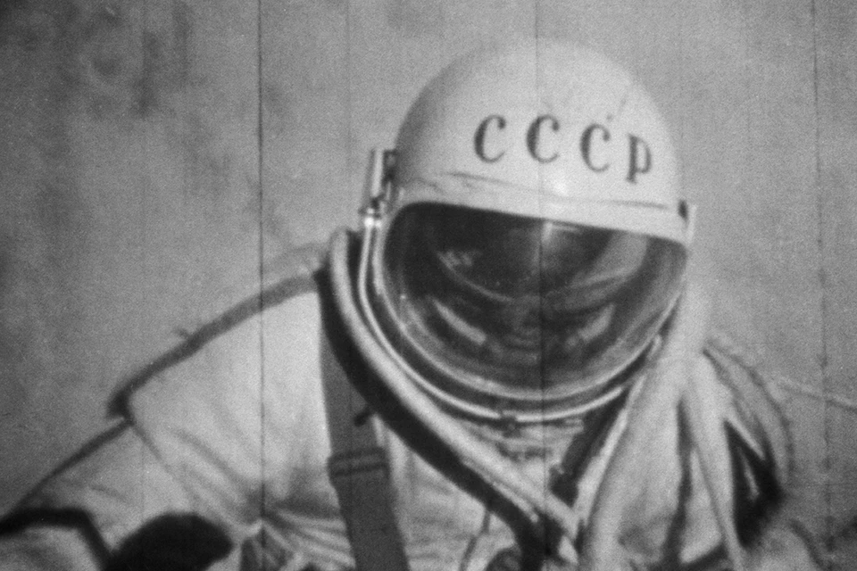 Пилот космического корабля "Восход-2" Алексей Архипович Леонов во время выхода в открытый космос.