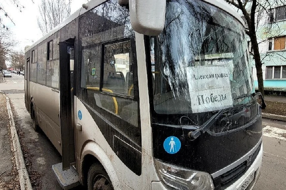 В результате атаки был поврежден маршрутный автобус №99б. Фото: ТГ/Пушилин
