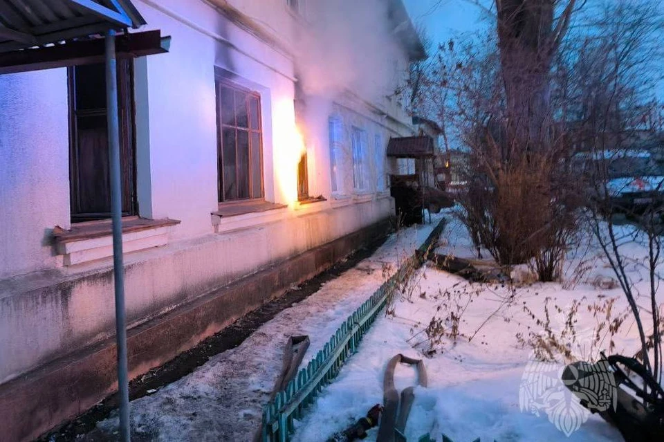 31-летний мужчина пострадал в горящей квартире во время пожара под Липецком