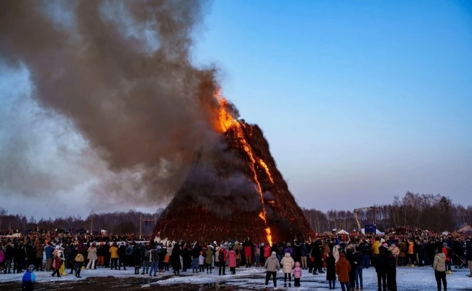 В Никола-Ленивце сожгли огромный вулкан