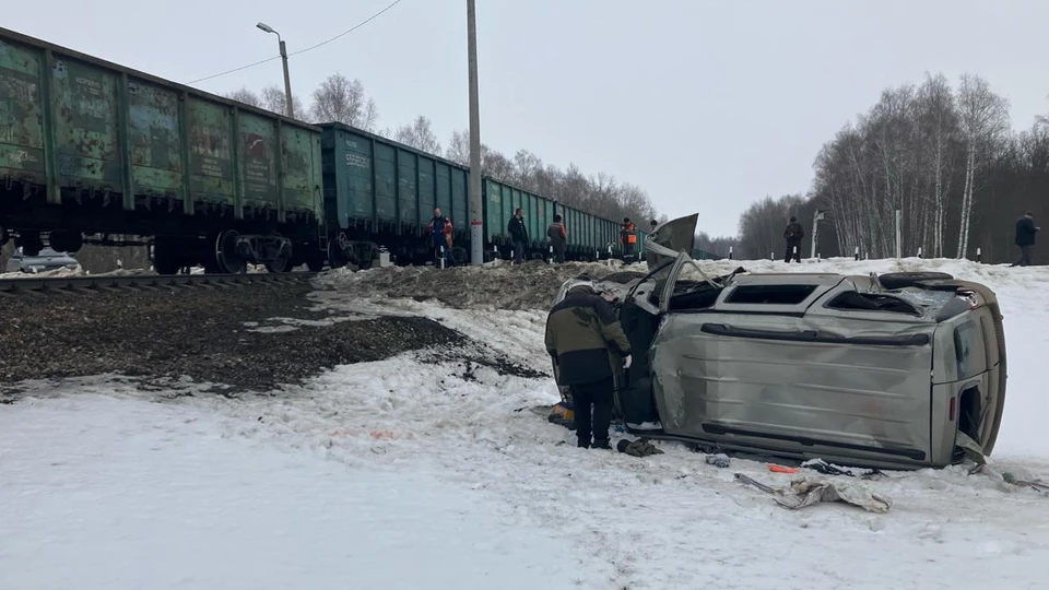 «Лада» выехала под грузовой поезд на роковом переезде в Рязанской области. Фото: ryazpressa.ru