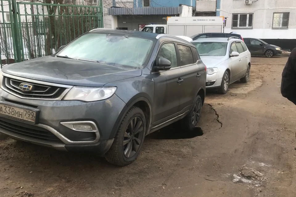 Два автомобиля провалились под асфальт на северо-востоке Москвы