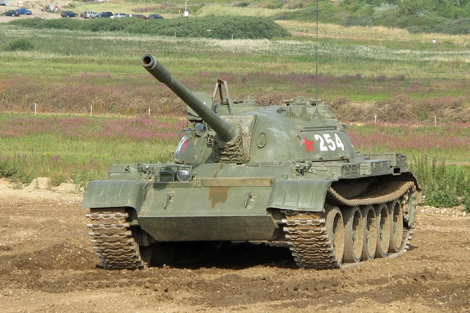 Танк Т-55, разработанный в Советском Союзе во время холодной войны, обладал впечатляющими огневой мощью и защищенностью.