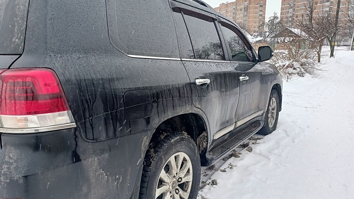 Ключом расцарапал бронепленку на автомобиле». Мужчина повредил плохо  припаркованный кроссовер в Пинске - KP.RU