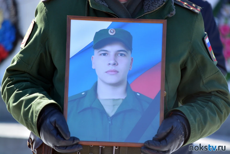 Бойца проводили со всеми воинскими почестями. Фото: nokstv.ru.