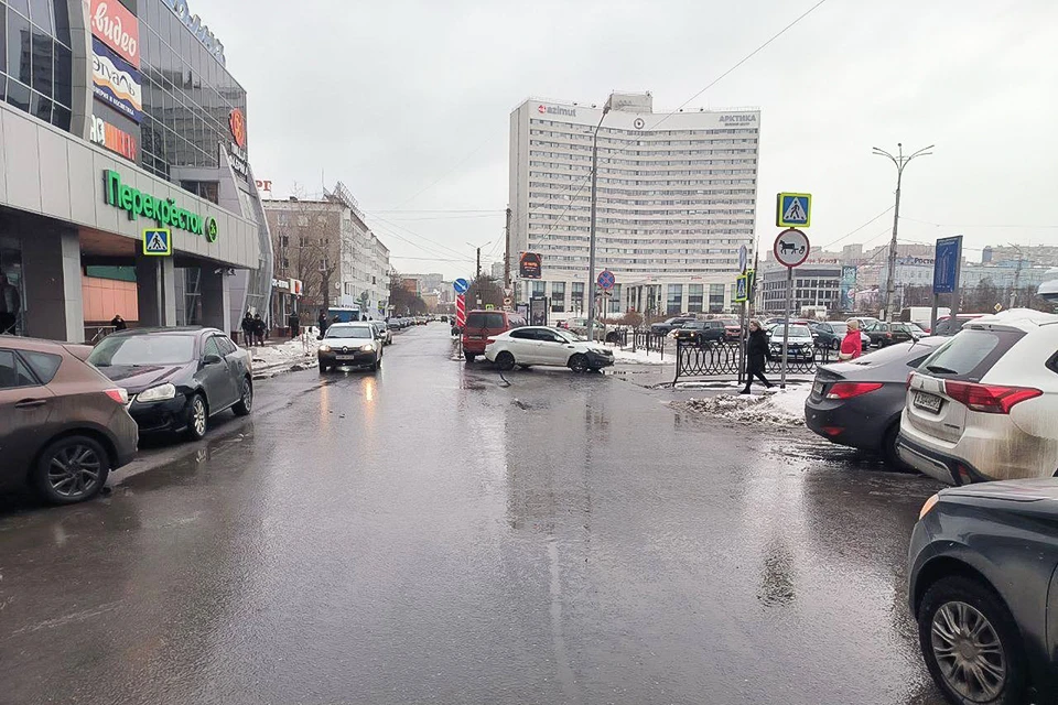 Утром 21 марта в Мурманске на улице Ленинградской, около ТЦ «Волна», под колеса машины попала пожилая женщина. Фото: УГИБДД по МО