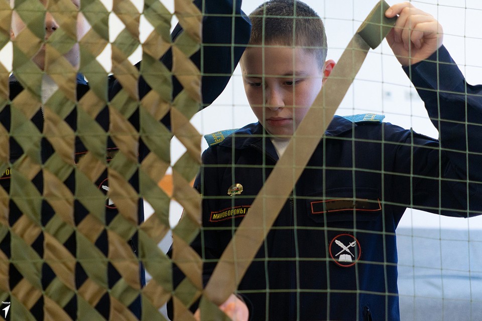 В Ставрополе кадеты плетут маскировочные сети и выступают в госпиталях