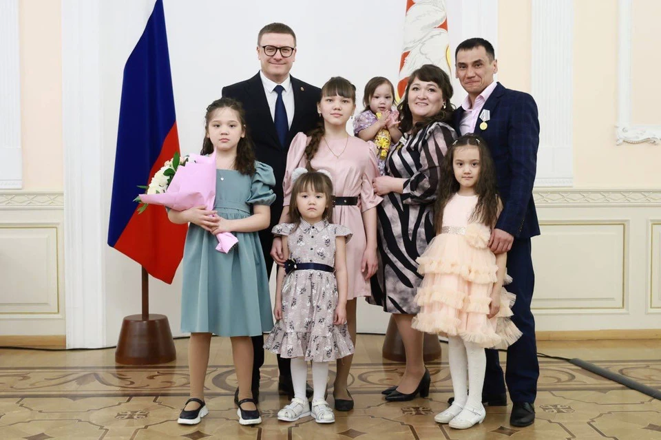 Многодетная семья Зариповых получила из рук Алексея Текслера медаль ордена «Родительская слава». Фото: пресс-служба губернатора.