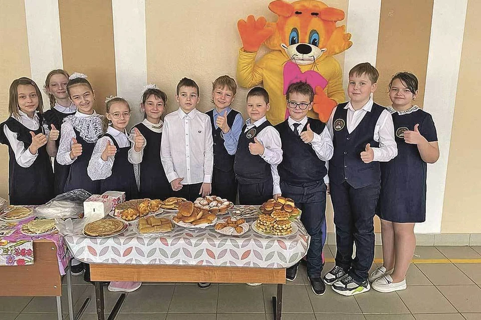 Юные орловчане из школы № 6 принесли блины, сладости, выпечку, кондитерские изделия собственного приготовления для бойцов СВО.