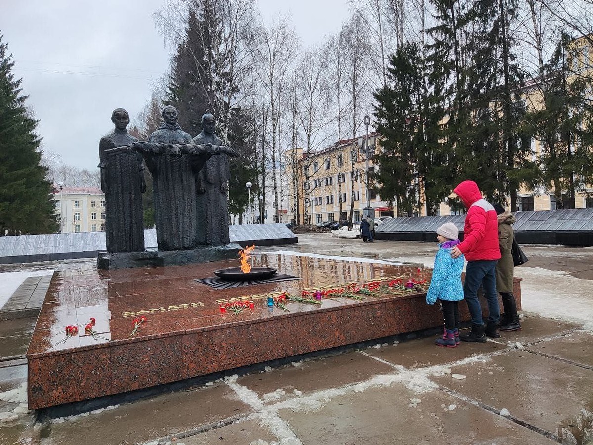 В Сыктывкаре в память погибших в «Крокус Сити» организовали стихийный  мемориал - KP.RU