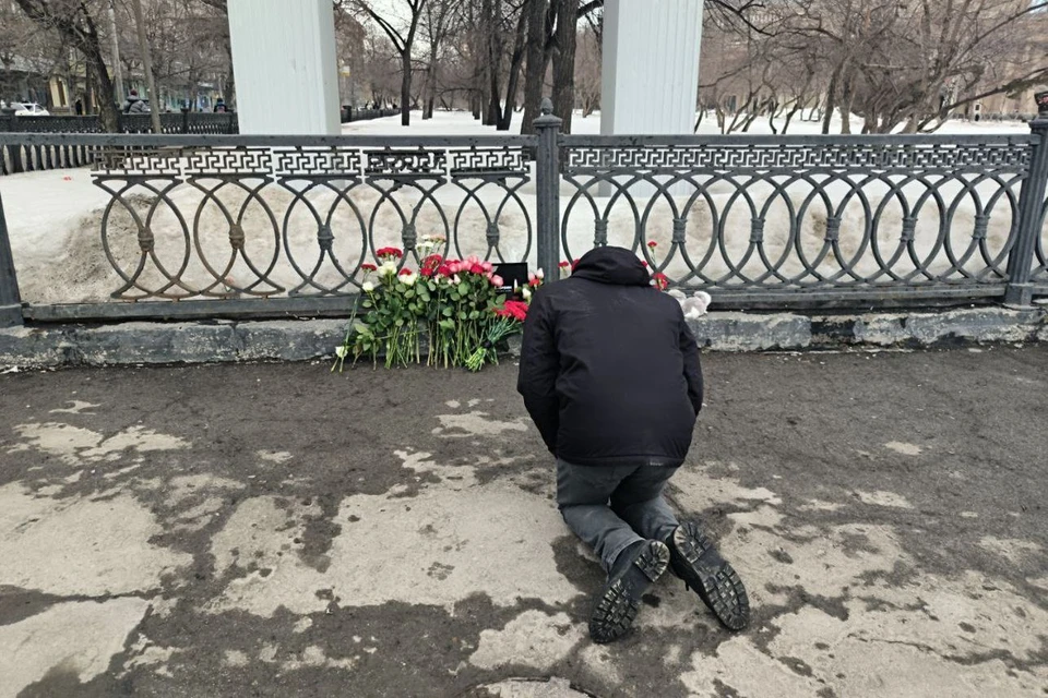 Новосибирцы несут цветы к мемориалу.
