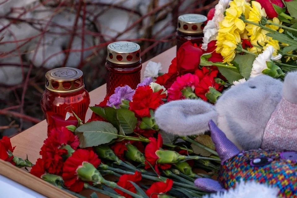 Жители Ижевска несут цветы, игрушки и сладости на Центральную площадь. Фото: Сергей Грачев.