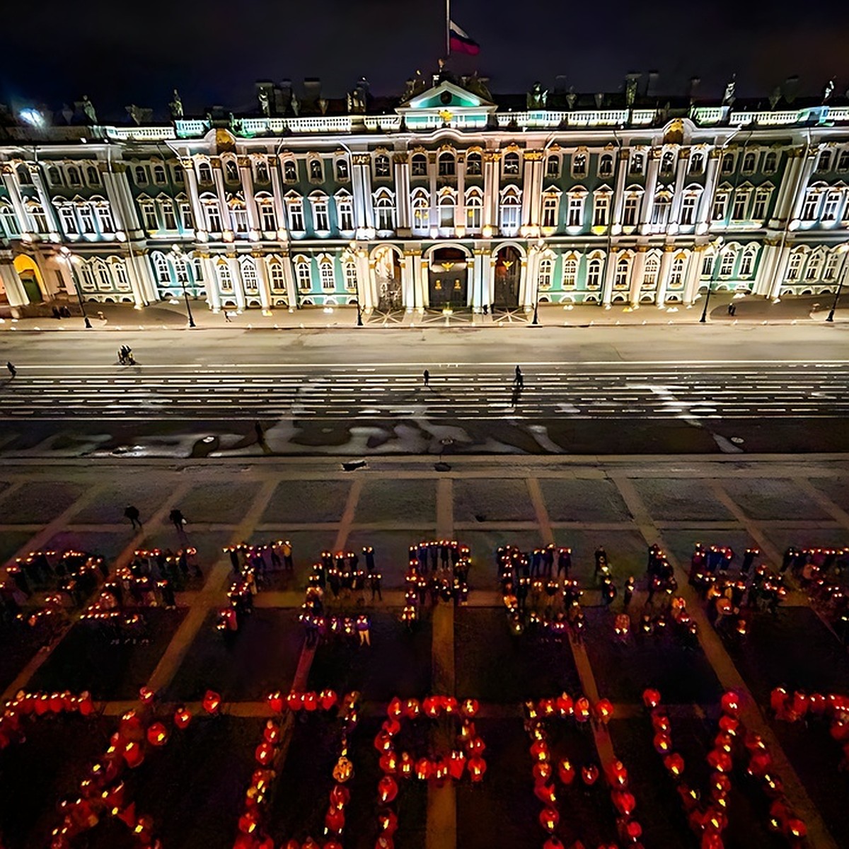 Флешмоб в знак солидарности с жертвами теракта в «Крокусе» прошел на  Дворцовой площади - KP.RU