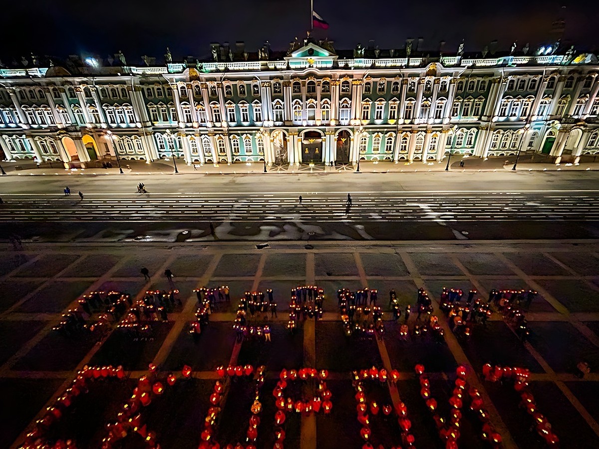 Флешмоб в знак солидарности с жертвами теракта в «Крокусе» прошел на  Дворцовой площади - KP.RU