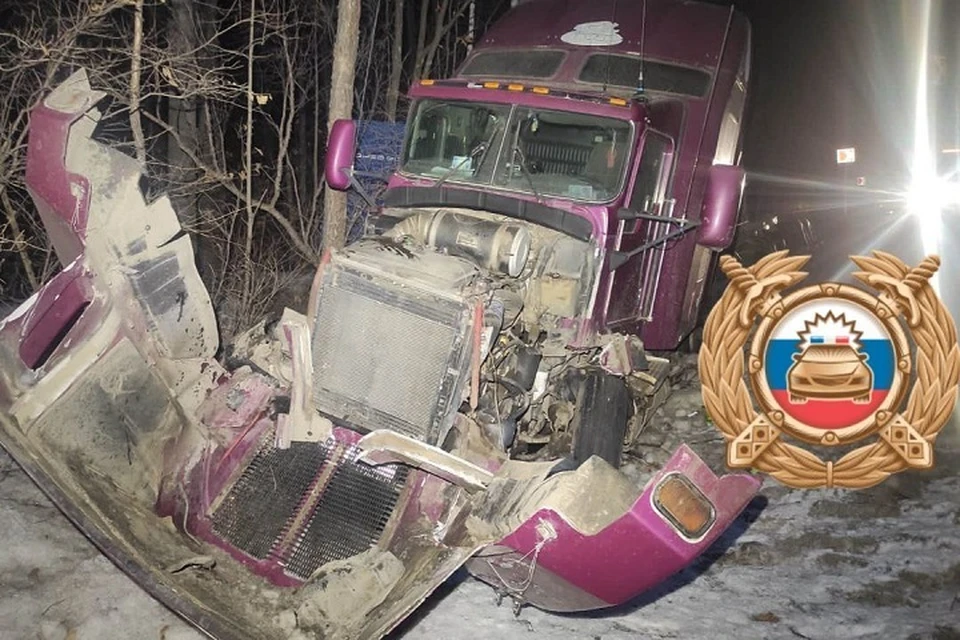 «Тойота» столкнулась с грузовиком на дороге А-376 в Хабаровском крае Фото: УГИБДД России по Хабаровскому краю
